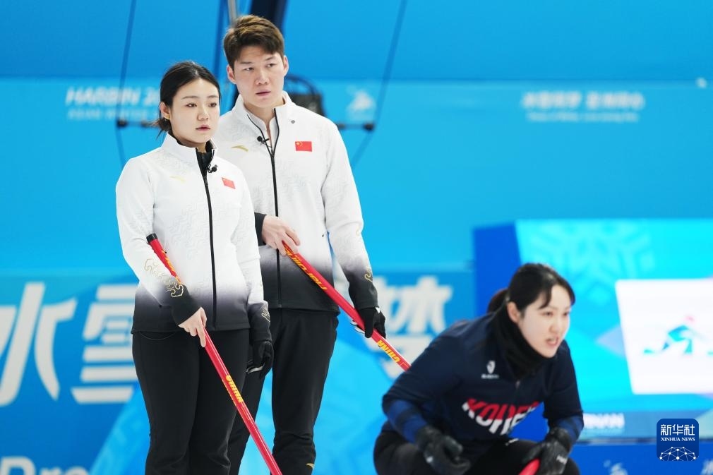 2月6日，中國隊(duì)選手王智宇（中）、韓雨（左）在比賽中。新華社記者 王松 攝