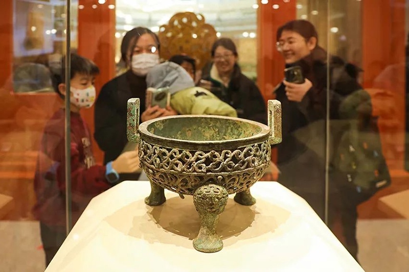“尋蛇——藏在山西博物院里的蛇”展出的蟠蛇紋鏤空鼎。山西博物院供圖