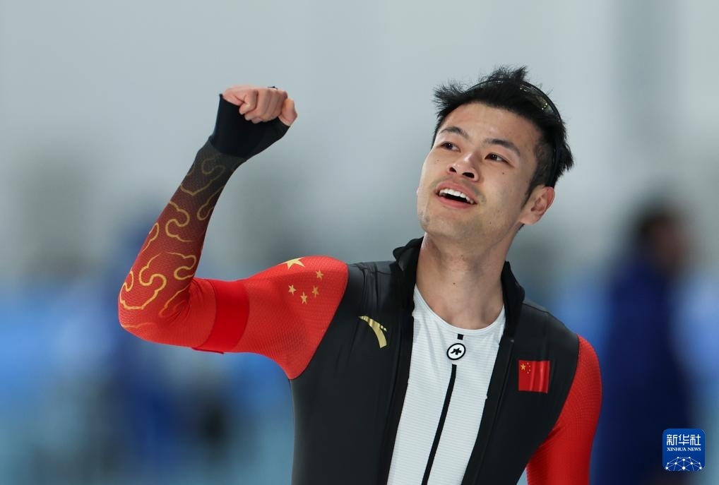 2月8日，寧忠?guī)r慶祝奪冠。新華社記者 王楷焱 攝