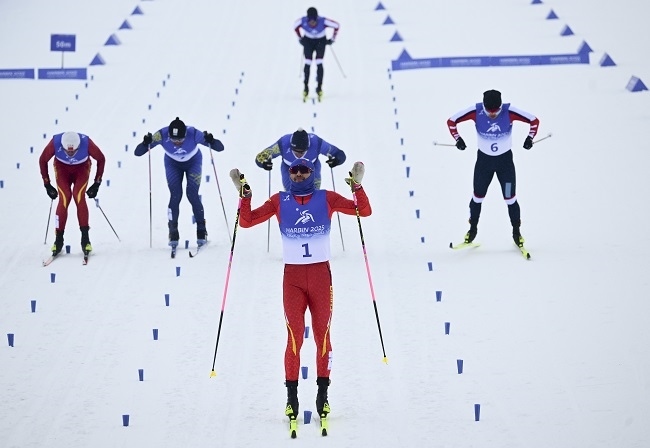 2月8日，王強(qiáng)（中）慶祝奪冠。新華社記者 張龍攝
