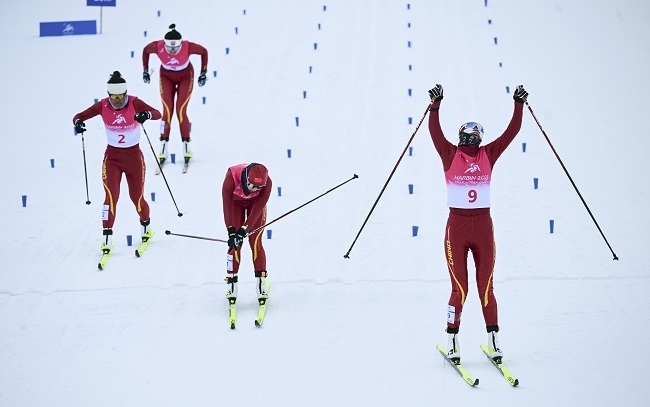 2月8日，李磊（右一）沖過(guò)終點(diǎn)后慶祝奪冠。新華社記者 張龍攝