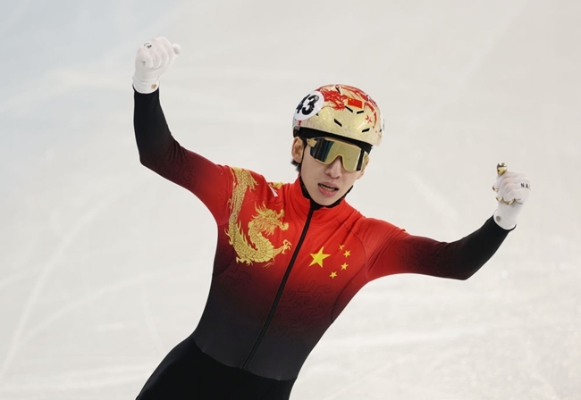 2月8日，林孝埈慶祝奪冠。新華社記者 黃偉 攝