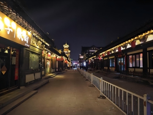 道歉公告發(fā)布后，夜晚10時的古城。人民網(wǎng)記者 黃鈺攝