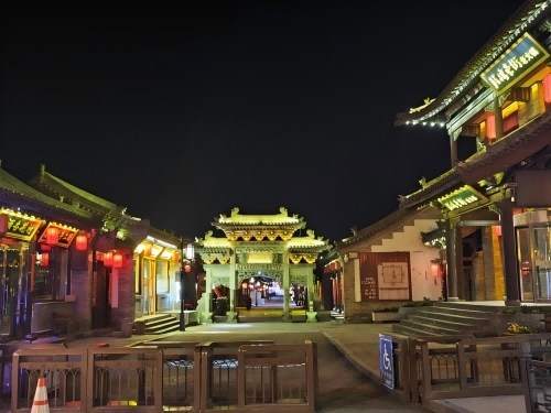 道歉公告發(fā)布后，凌晨5時的古城。人民網(wǎng)記者 黃鈺攝