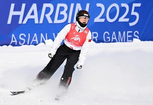 2月9日，徐夢(mèng)桃在完成動(dòng)作后慶祝。新華社記者 夏一方攝