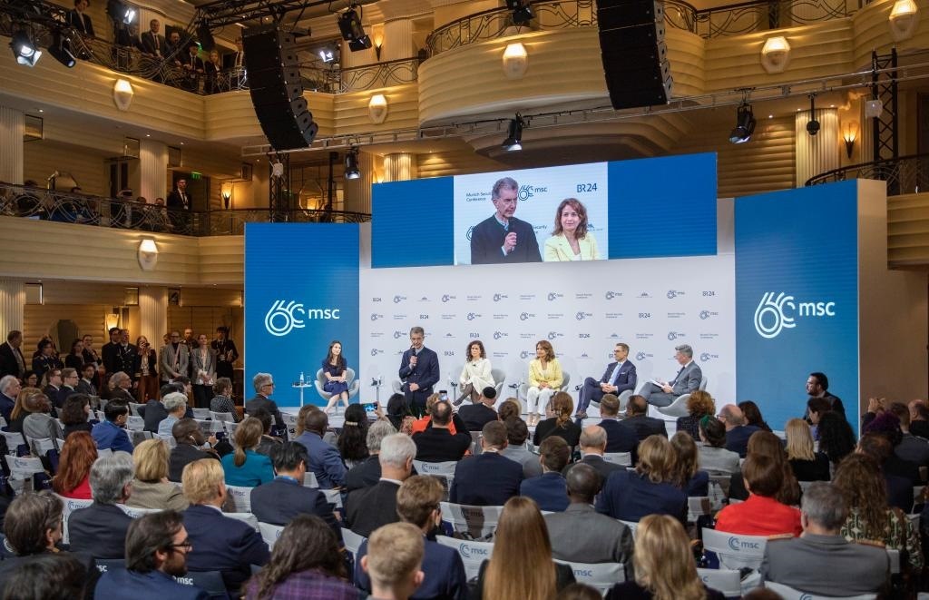 2024年2月18日，慕安會主席克里斯托夫·霍伊斯根（中左二）在德國慕尼黑舉行的第60屆慕尼黑安全會議上發(fā)表閉幕致辭。新華社記者 張帆 攝