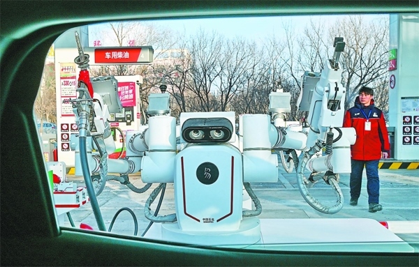 智能加油機器人在加能站工作。受訪者供圖
