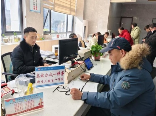 市民在 “高效辦成一件事” 窗口辦理業(yè)務(wù)。彭雪松攝