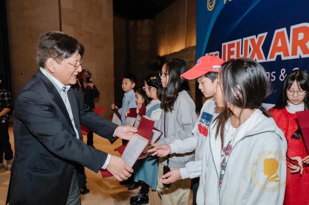 圖2：亞丁為獲獎(jiǎng)兒童頒發(fā)證書。法中交流促進(jìn)會(huì)供圖