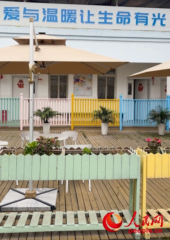 為讓“老小孩”住著開(kāi)心，南泉鎮(zhèn)衛(wèi)生院設(shè)計(jì)成幼兒園風(fēng)格。人民網(wǎng) 陳葉欣攝