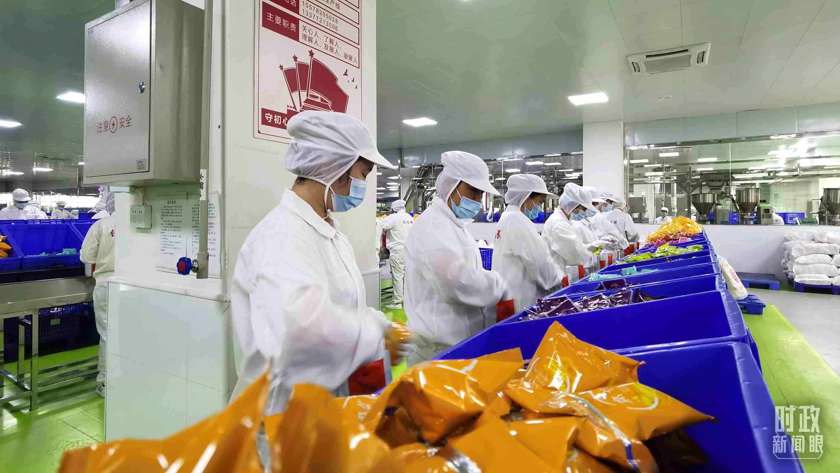 △廣西柳州螺螄粉配料包生產(chǎn)線。（總臺央視記者郭鴻拍攝）