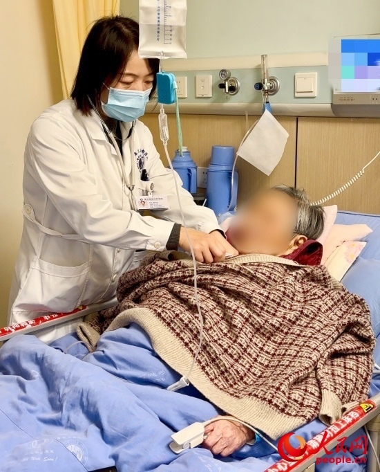 廖澤燕為張婆婆聽診。人民網(wǎng)記者 金慧慧攝