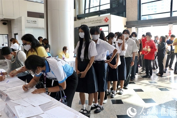 獻(xiàn)血者排隊(duì)填寫(xiě)報(bào)名表。朱瀟逸攝