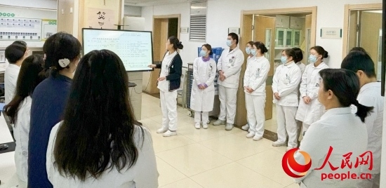 華西第四醫(yī)院姑息醫(yī)學(xué)科交班會上，護(hù)士介紹患者情況。人民網(wǎng)記者 金慧慧攝