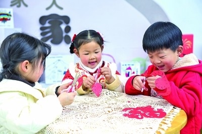 圖為孩子們在老師指導下制作蛇年主題剪紙。 新華社記者 徐昱攝