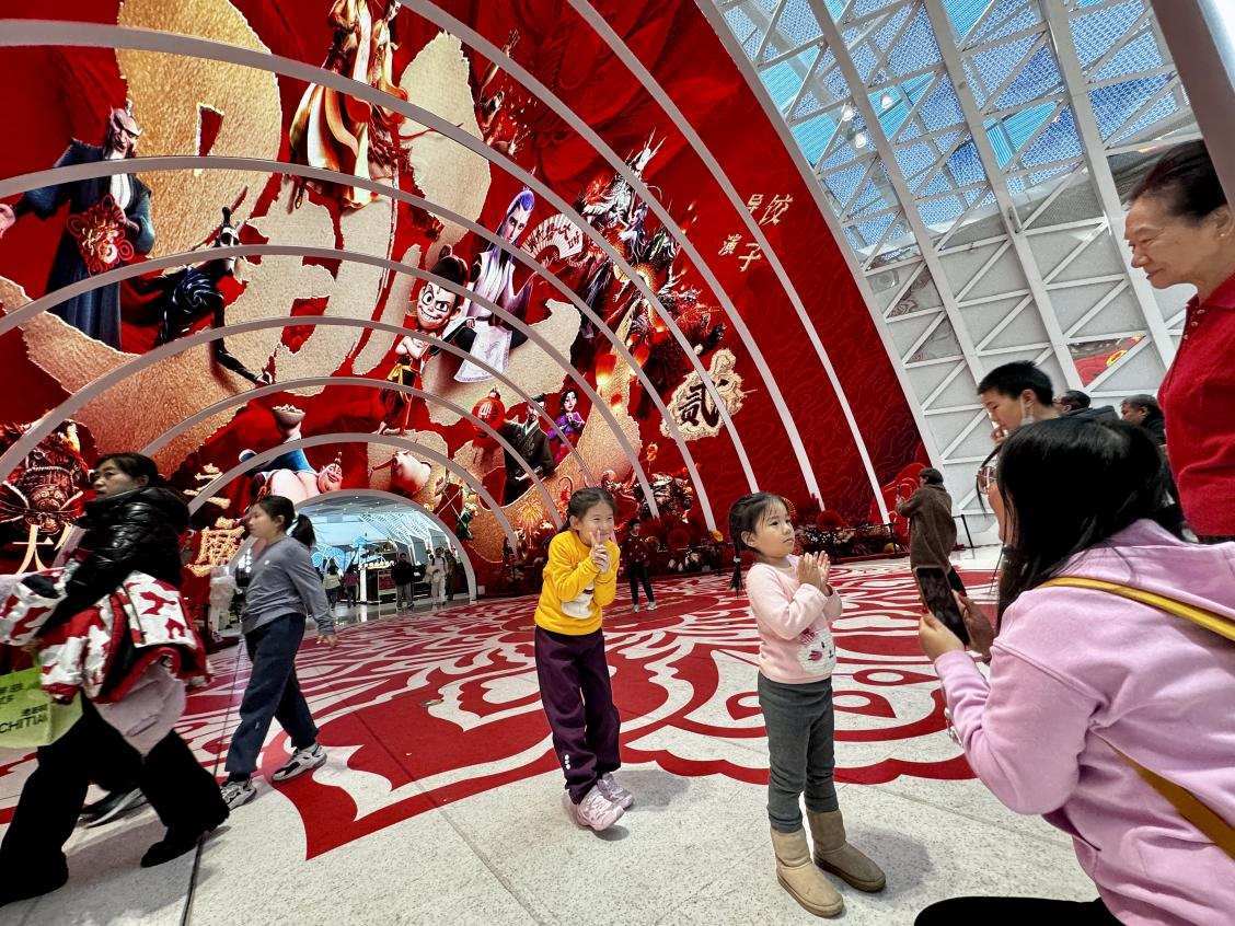 乙巳蛇年春節(jié)期間，影迷在《哪吒之魔童鬧?！肪薹笄芭恼沾蚩ā? style=