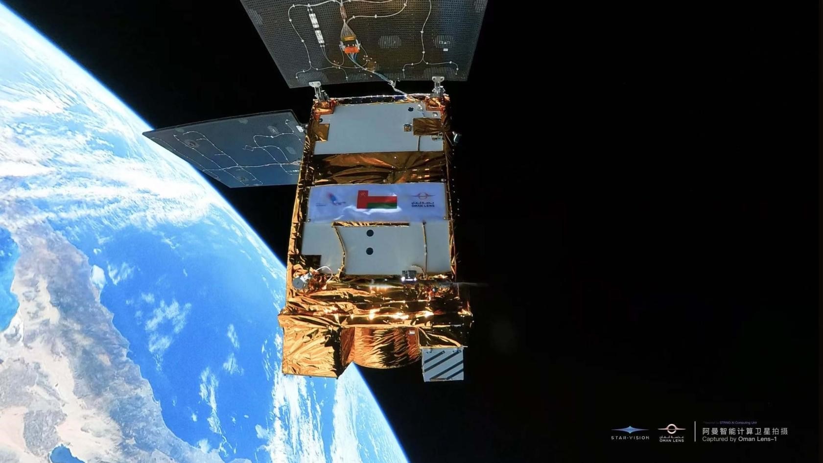 阿曼智能遙感衛(wèi)星一號(hào)近日在太空中自拍。阿曼蘭斯航天公司供圖