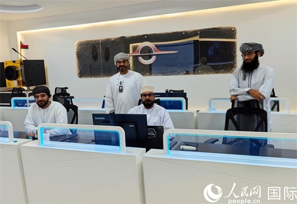 阿曼蘭斯航天公司員工在工作中。人民網(wǎng) 海瑟姆·穆扎恩攝