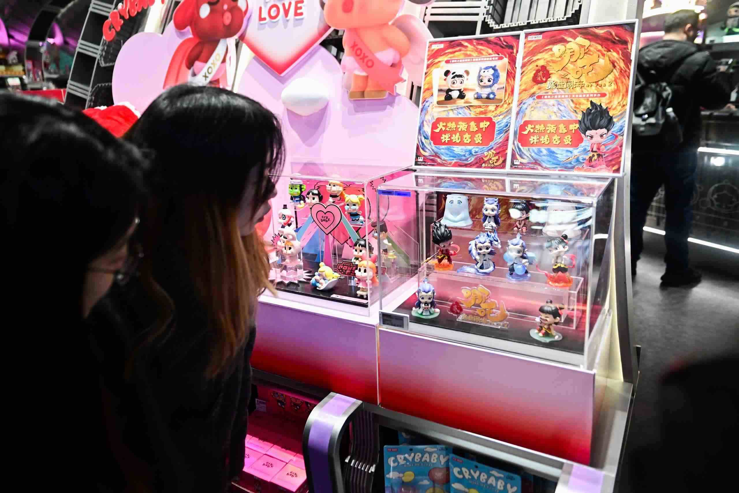 △2025年2月22日，上海，市民在圍觀《哪吒之魔童鬧?！废嚓P(guān)手辦盲盒。