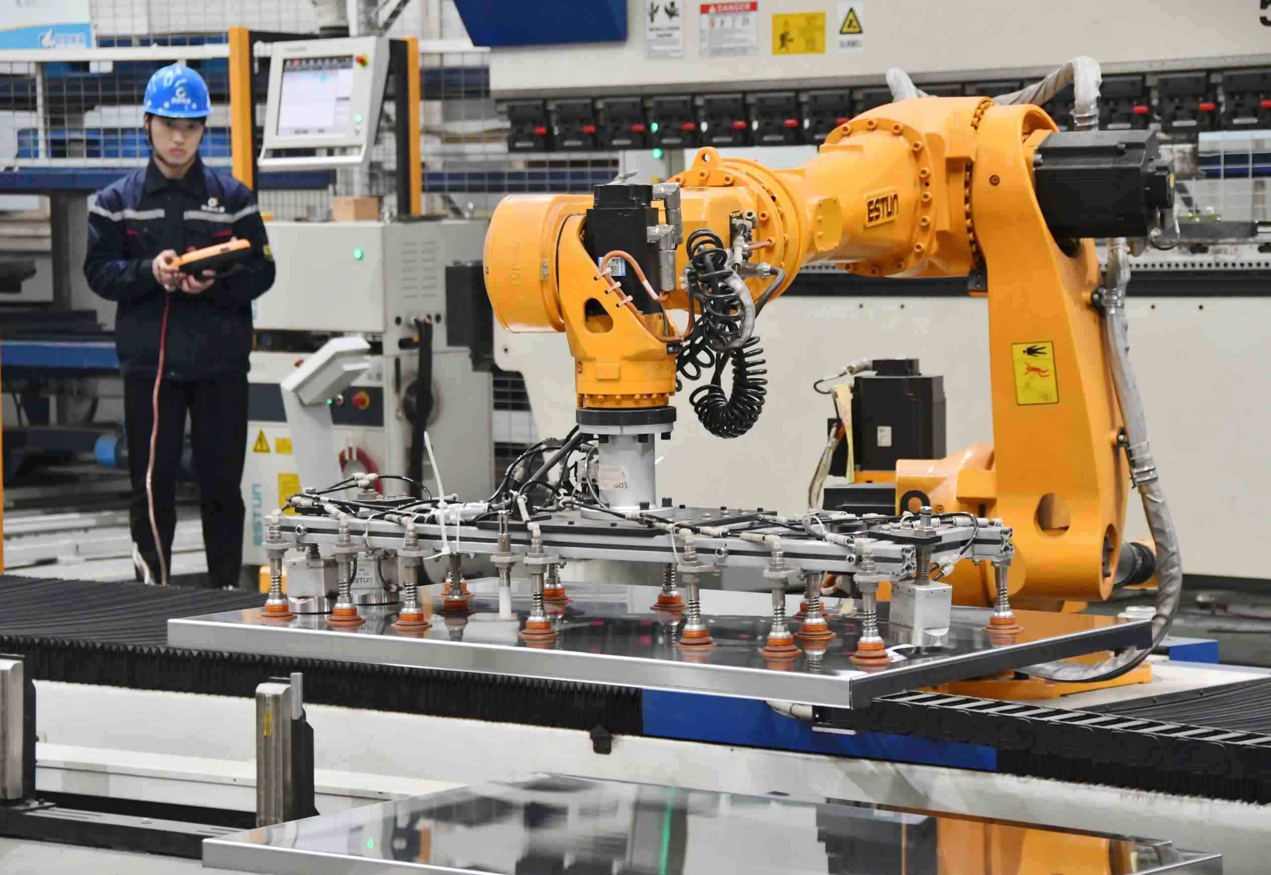 △2025年2月21日，河北邯鄲永年區(qū)工業(yè)園區(qū)的一家企業(yè)，工人正在操控工業(yè)機器人作業(yè)。