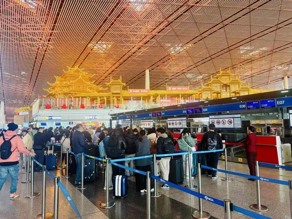 旅客在首都機(jī)場值機(jī)柜臺(tái)辦理乘機(jī)手續(xù)。人民網(wǎng)記者 喬雪峰攝