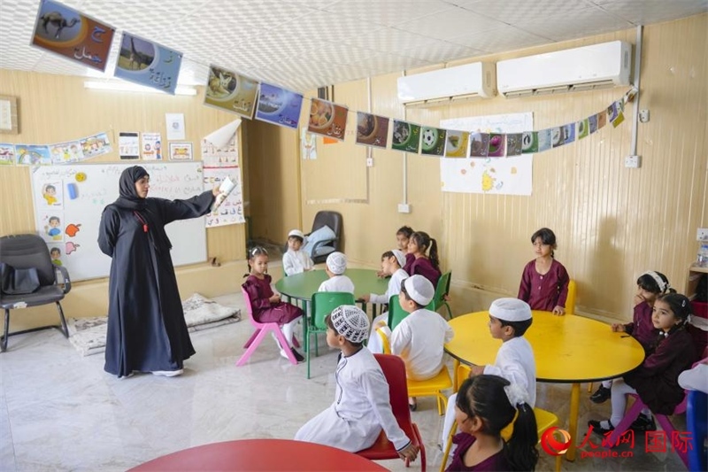 在庫姆扎爾的學校，老師正在給孩子們上課。人民網 塔里克·易卜拉欣攝