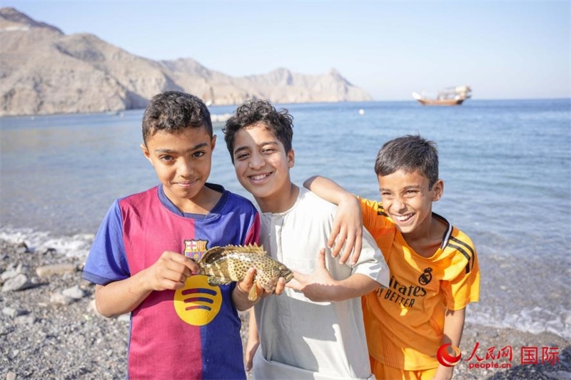 在海邊玩耍的孩子們。人民網 塔里克·易卜拉欣攝