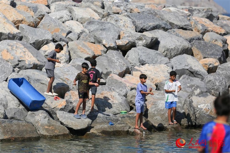 在海邊玩耍的孩子們。人民網 塔里克·易卜拉欣攝