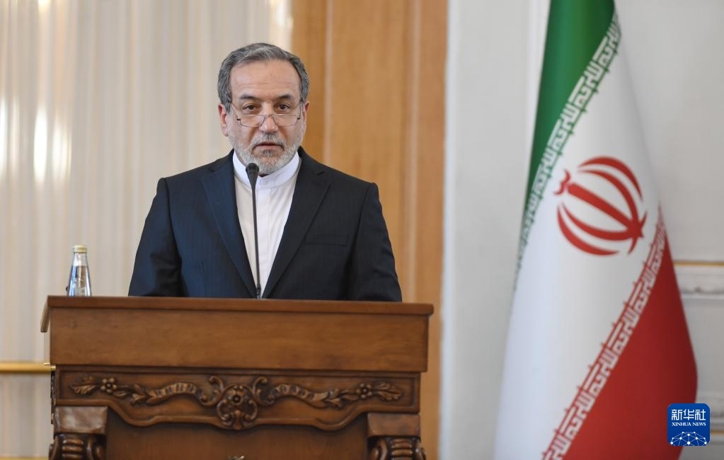2月25日，在伊朗德黑蘭，伊朗外交部長(zhǎng)阿拉格齊出席聯(lián)合新聞發(fā)布會(huì)。新華社記者 沙達(dá)提 攝