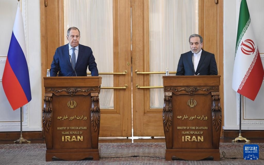 2月25日，在伊朗德黑蘭，伊朗外交部長(zhǎng)阿拉格齊（右）與俄羅斯外長(zhǎng)拉夫羅夫出席聯(lián)合新聞發(fā)布會(huì)。新華社記者 沙達(dá)提 攝
