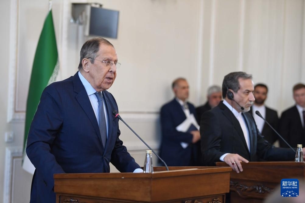 2月25日，在伊朗德黑蘭，俄羅斯外長(zhǎng)拉夫羅夫（左）與伊朗外交部長(zhǎng)阿拉格齊出席聯(lián)合新聞發(fā)布會(huì)。新華社記者 沙達(dá)提 攝