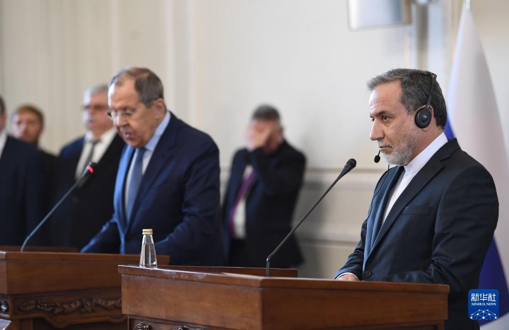 2月25日，在伊朗德黑蘭，伊朗外交部長(zhǎng)阿拉格齊（右）與俄羅斯外長(zhǎng)拉夫羅夫出席聯(lián)合新聞發(fā)布會(huì)。新華社記者 沙達(dá)提 攝