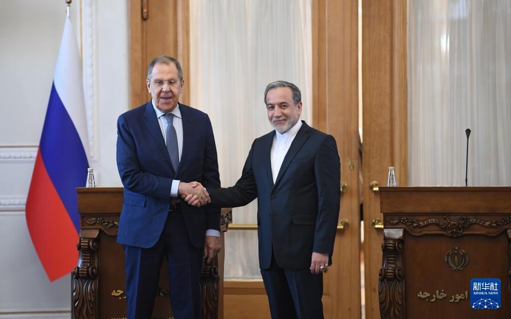 2月25日，在伊朗德黑蘭，伊朗外交部長(zhǎng)阿拉格齊（右）與俄羅斯外長(zhǎng)拉夫羅夫出席聯(lián)合新聞發(fā)布會(huì)。新華社記者 沙達(dá)提 攝