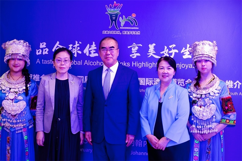 潘慶江總領(lǐng)事與王洪波秘書(shū)長(zhǎng)合影。（南非貴州商會(huì)供圖）