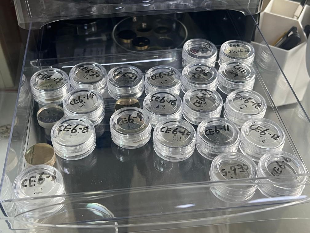 包含嫦娥六號樣品的樹脂靶。新華社記者 溫競?cè)A 攝