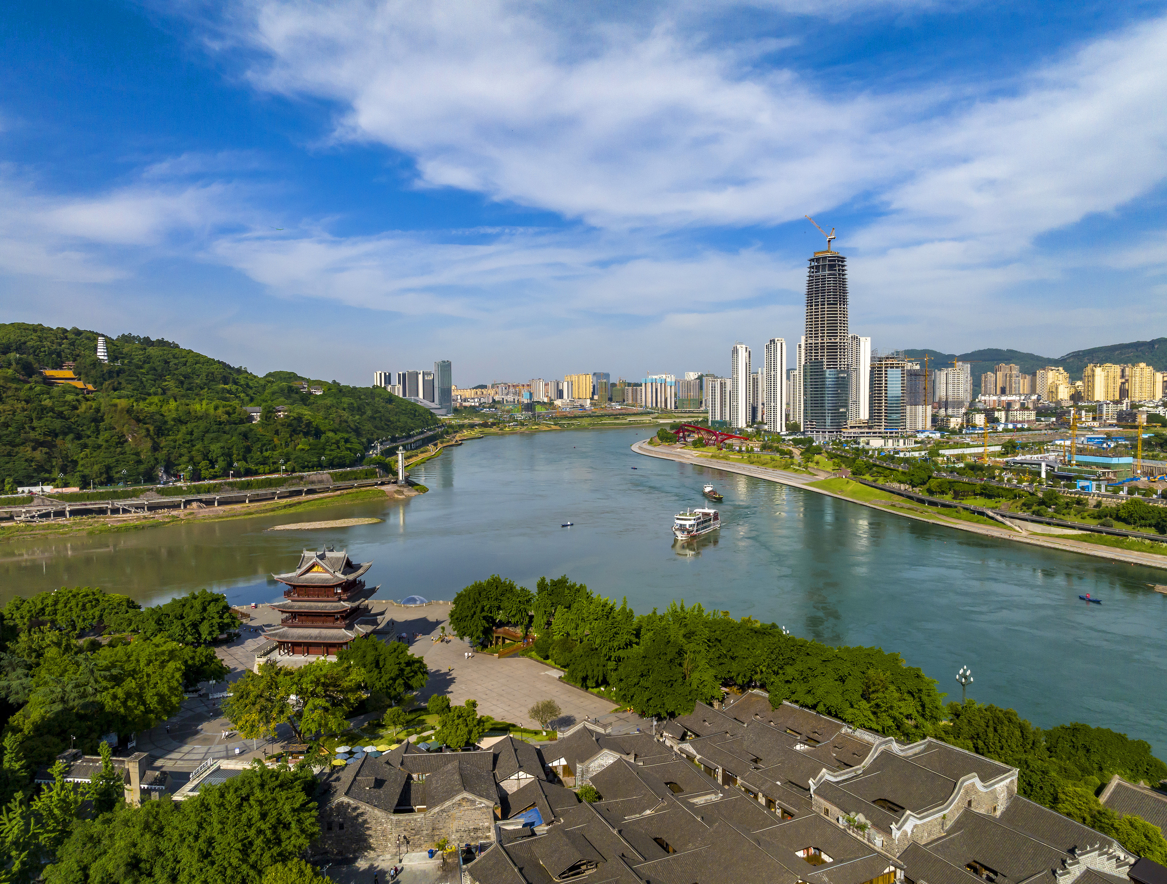 “長江首城”四川宜賓，經(jīng)過長江生態(tài)綜合治理后的三江交匯處風(fēng)光。