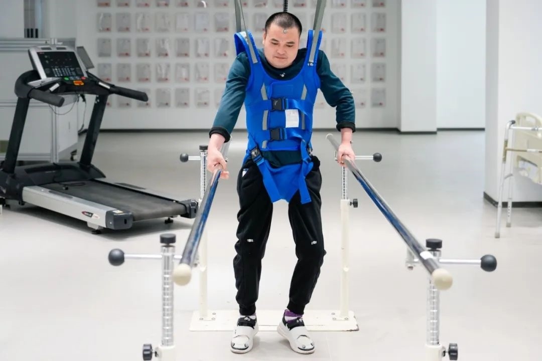 在術(shù)后第14天，患者依靠自身運動意圖行走。復旦大學供圖