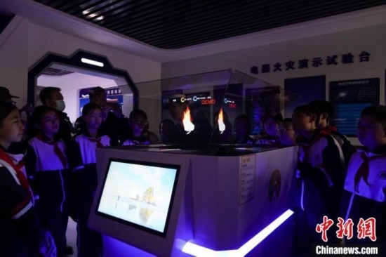 圖為學(xué)生們參觀道里區(qū)消防救援大隊(duì)消防科普體驗(yàn)館內(nèi)幻影成像燃燒三要素實(shí)驗(yàn)臺(tái)。中新社記者 趙宇航 攝