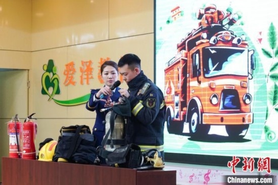 圖為消防員介紹消防裝備。中新社記者 趙宇航 攝