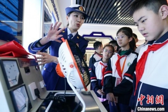 圖為學(xué)生們參觀道里區(qū)消防救援大隊(duì)消防科普體驗(yàn)館內(nèi)電器火災(zāi)演示實(shí)驗(yàn)臺(tái)。中新社記者 趙宇航 攝