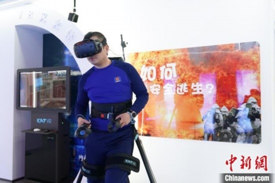 圖為消防員利用VR展示火災(zāi)如何逃生。中新社記者 趙宇航 攝