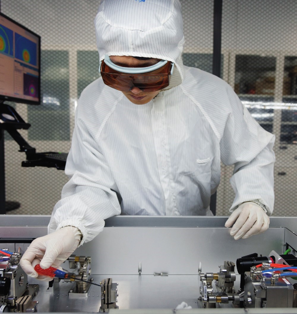 科研人員在廣東東莞阿秒科學中心實驗室調(diào)試高性能激光器（2025年1月10日攝）。金立旺攝/本刊