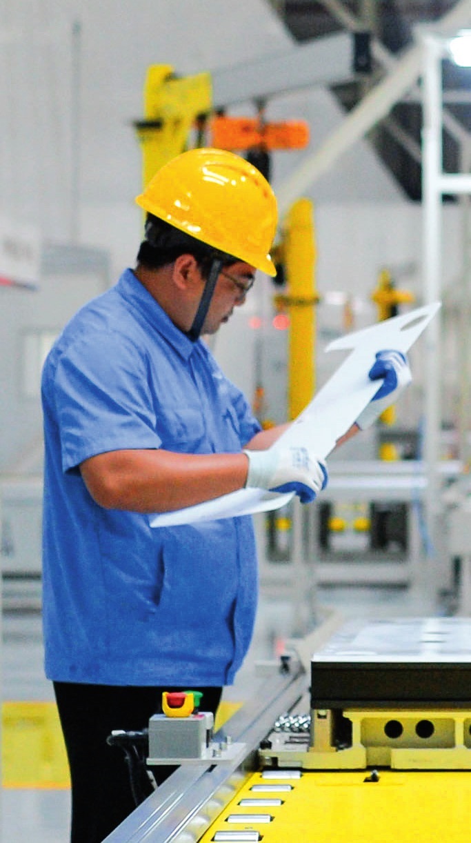 工人在位于廣東珠海的緯景儲能珠海“超G工廠”工作（2024年5月19日攝）。李任滋攝/本刊