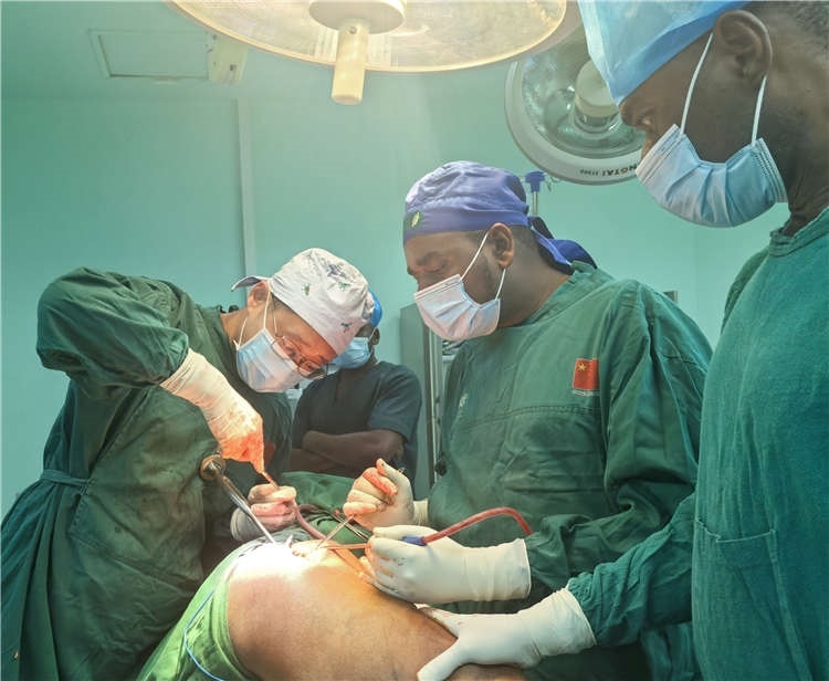 王磊醫(yī)師手術(shù)中。中國(guó)援桑醫(yī)療隊(duì)供圖