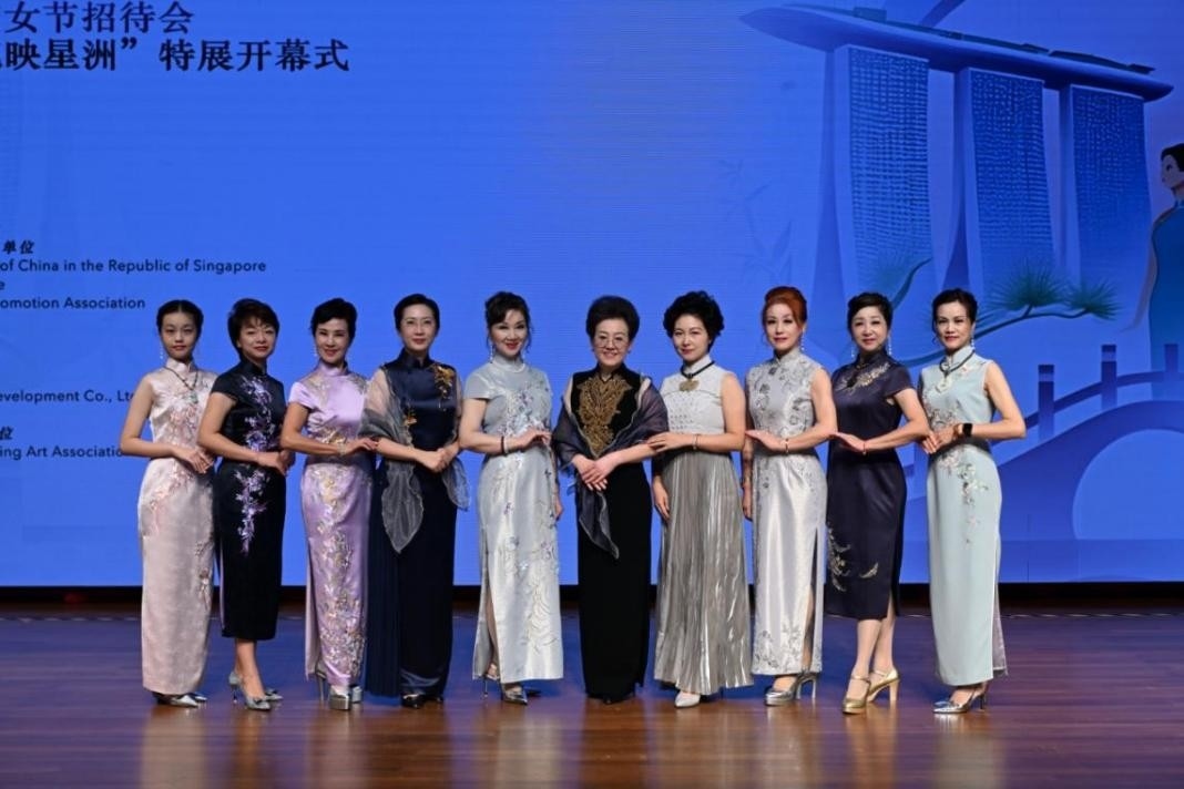 海派旗袍走秀展示著不同款式旗袍的獨(dú)特魅力。新加坡中國文化中心供圖