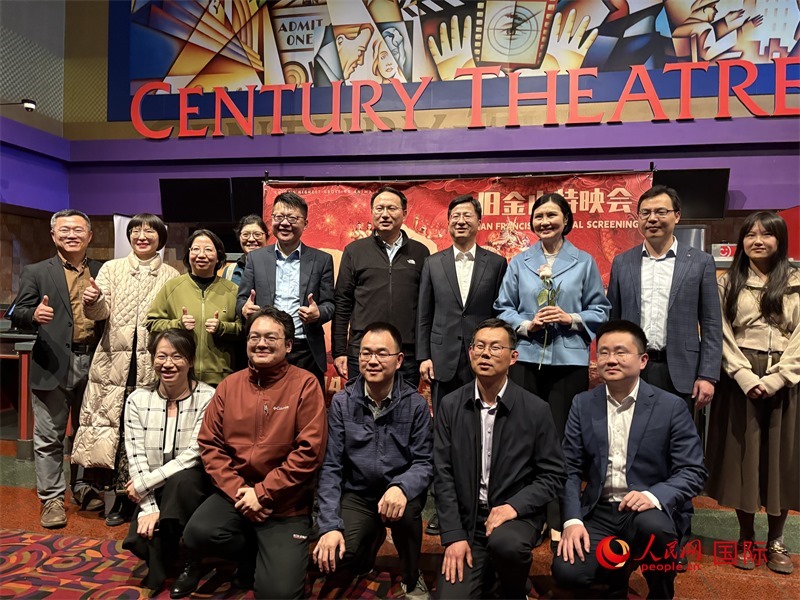 中國(guó)駐舊金山總領(lǐng)館外交官們?cè)谔赜硶?huì)現(xiàn)場(chǎng)合影 鄧圩攝