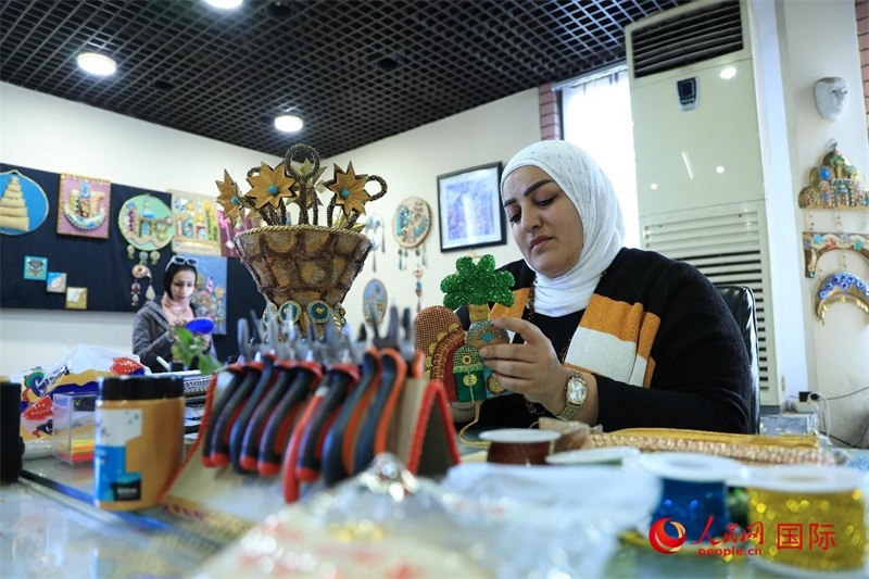 設計師娜達在制作巴比倫時期飾品。人民網伊納斯·易卜拉欣攝
