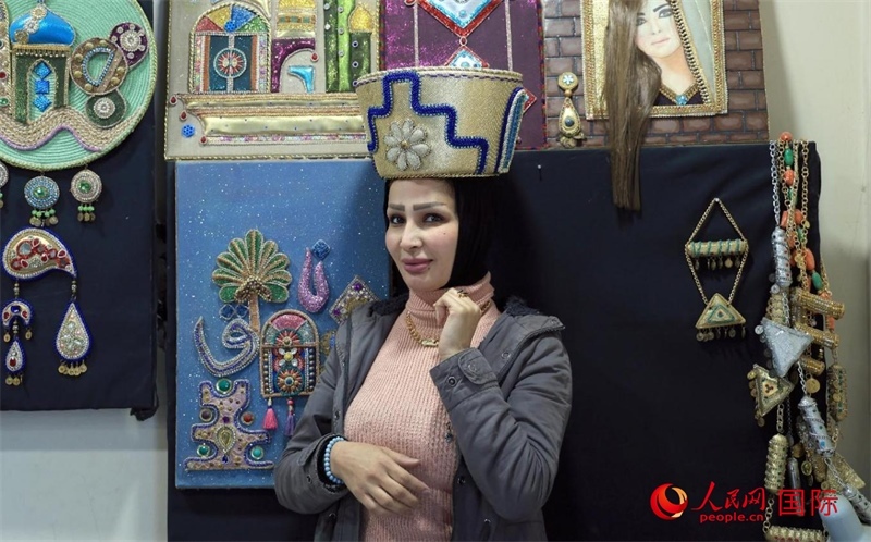 設計師展示亞述國王同款王冠。人民網伊納斯·易卜拉欣攝