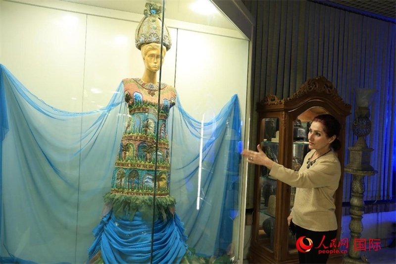 設計師展示服飾。人民網伊納斯·易卜拉欣攝