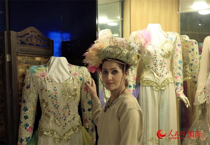 設計師展示阿拉伯阿巴斯王朝時期王冠。人民網伊納斯·易卜拉欣攝